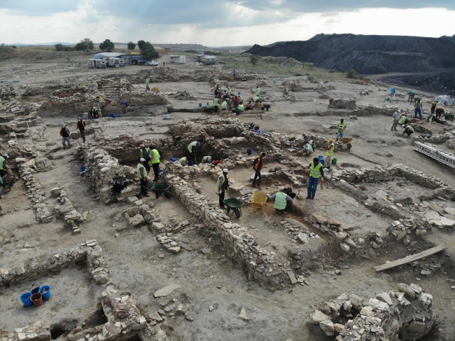 Kütahya Seyitömer Höyüğü’nde gerçekleştirilen kurtarma kazılarında çok sayıda eser bulundu. Fotoğraf: AA